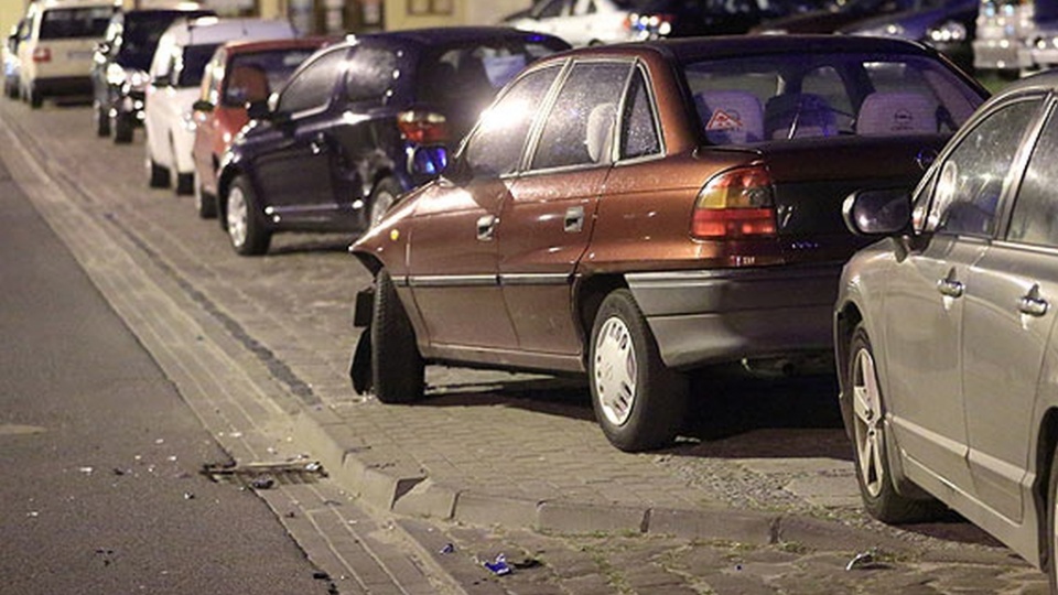 Sprawca rozbił w trzy auta zaparkowane wzdłuż drogi. Fot. Andrzej Ryfczyński, iswinoujscie.pl