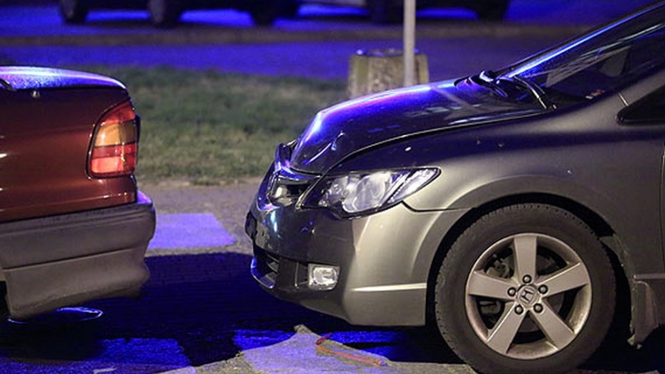 Pijany mężczyzna prowadząc osobowego Chryslera stracił panowanie nad kierownicą. Fot. Andrzej Ryfczyński, iswinoujscie.pl