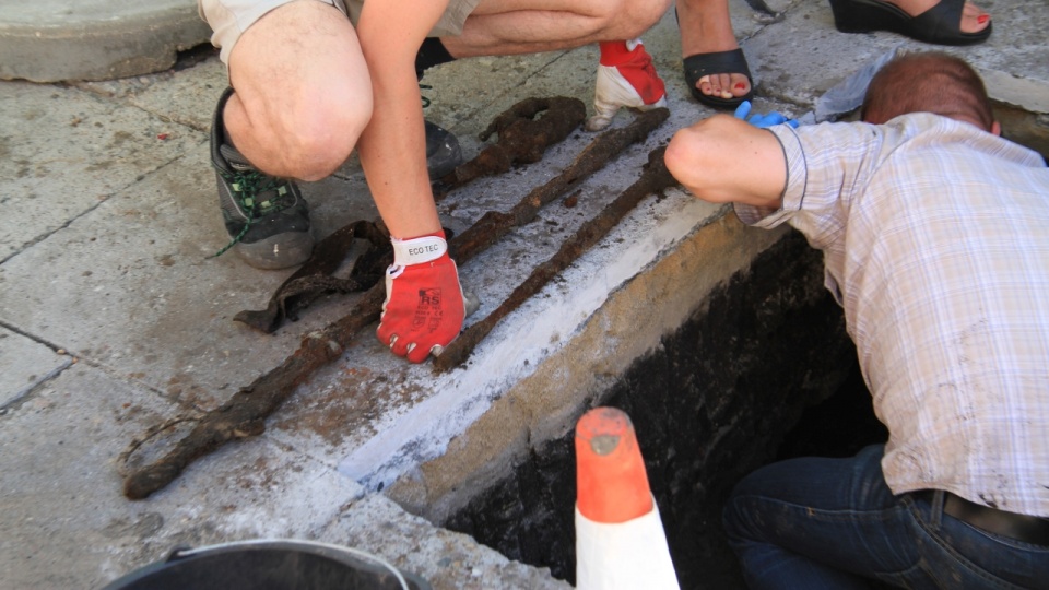 Bagnet i trzy szable trafią na oględziny do specjalistów. Fot. Kamil Zwierzchowski / iswinoujscie.pl