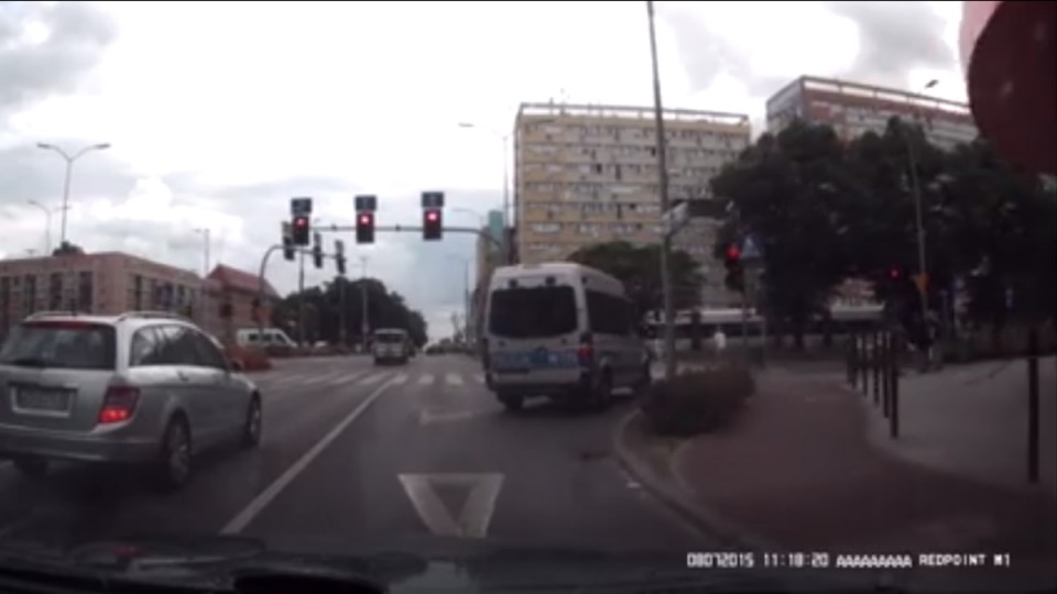 Policyjnym radiowozem na czerwonym. Fot. MK