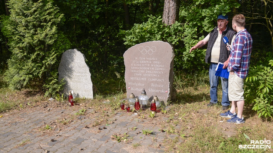 Pan Stanisław sprzedaje miód i jagody przy drodze krajowej nr S3, tuż obok pomnika pamięci wybitnych sportowców. Fot. Jarosław Gaszynski [Radio Szczecin]