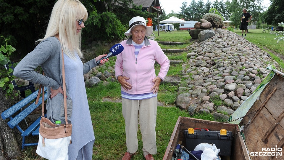 89-letnia Irena Łopatowska z Lubieszewa kartę Polskiego Związku Wędkarskiego wyrobiła zaraz po wojnie. Fot. Piotr Sawiński [Radio Szczecin]