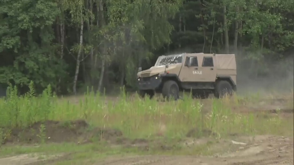 Polskie wojsko testuje nowy wóz opancerzony. Fot. TVN24/x-news