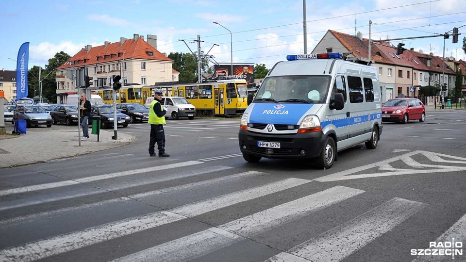 Dwa samochody osobowe zderzyły się na ulicy Poniatowskiego w pobliżu Mickiewicza w Szczecinie. Fot. Łukasz Szełemej [Radio Szczecin]
