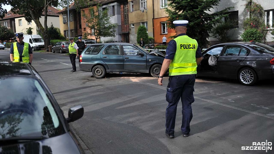 Dwa samochody osobowe zderzyły się na ulicy Poniatowskiego w pobliżu Mickiewicza w Szczecinie. Fot. Łukasz Szełemej [Radio Szczecin]