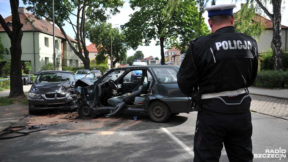Dwa samochody osobowe zderzyły się na ulicy Poniatowskiego w pobliżu Mickiewicza w Szczecinie. Fot. Łukasz Szełemej [Radio Szczecin]