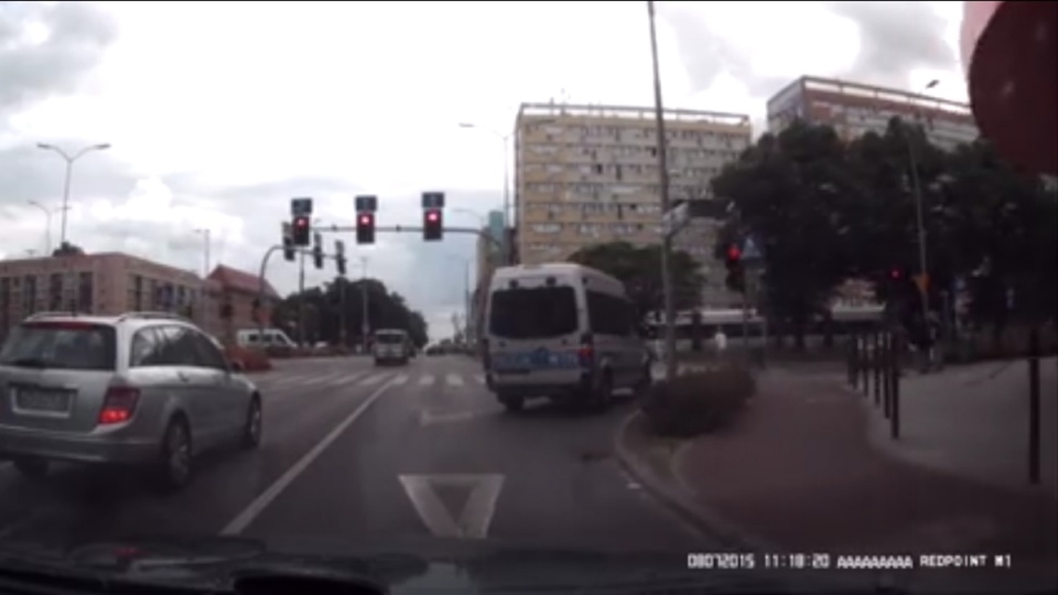 Policyjnym radiowozem na czerwonym. Fot. MK