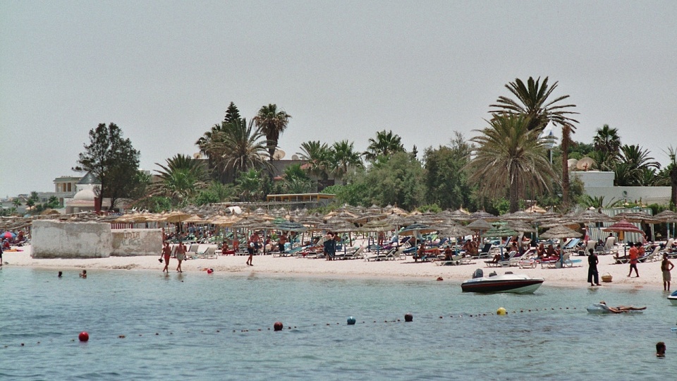 Plaża w Marsa al-Kantawi, dzielnicy tunezyjskiej Susy. Fot. www.wikipedia.org / LHO