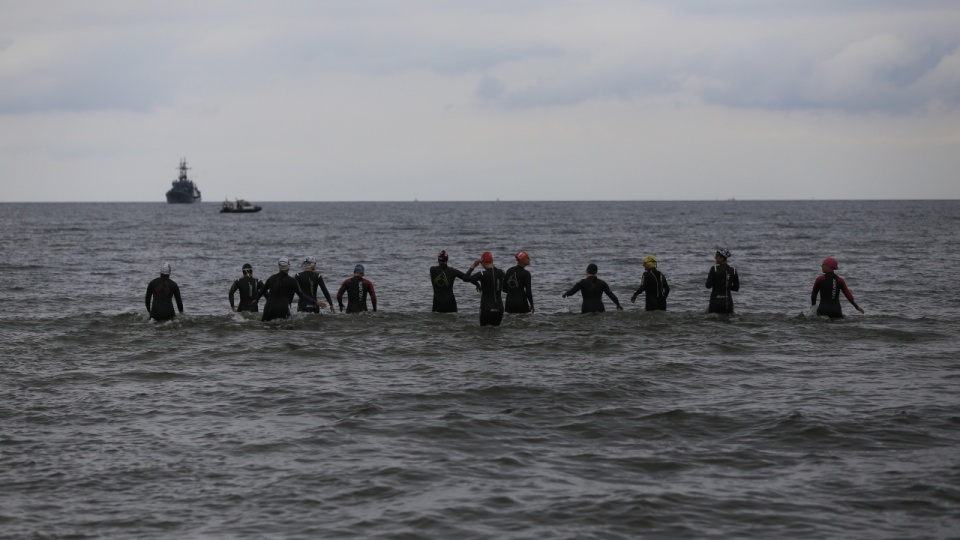 W poniedziałek z plaży w Świnoujściu wystartowała Morska Sztafeta Policyjna Kobiet. Fot. iswinoujscie.pl