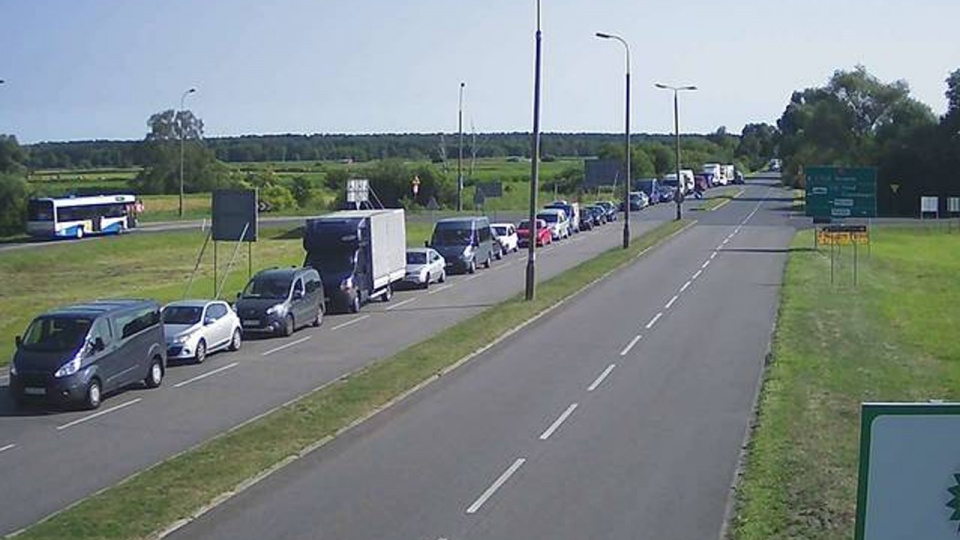 Kierowcy przed karsiborską przeprawą muszą czekać na promy ponad godzinę. Fot. przeprawa.swi.pl