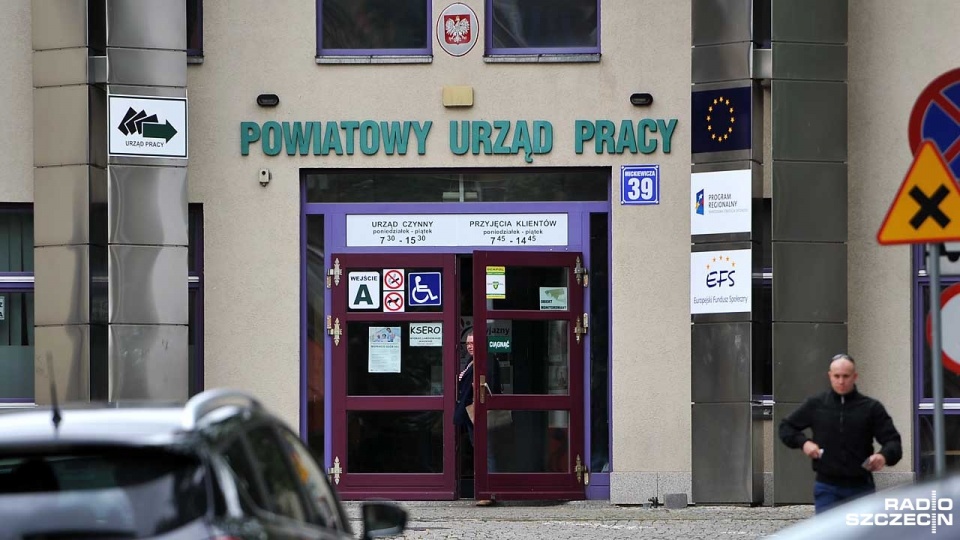 Według rzecznika ministra pracy, to urzędnicy powiatowych urzędów pracy odpowiadają za to, co ukazuje się na ministerialnej stronie. Fot. Łukasz Szełemej [Radio Szczecin]