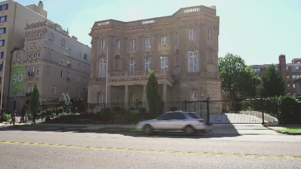 Na dachu waszyngtońskiej willi, po 54 latach przerwy, powiewa już kubańska flaga. Fot. CNN Newsource/x-news