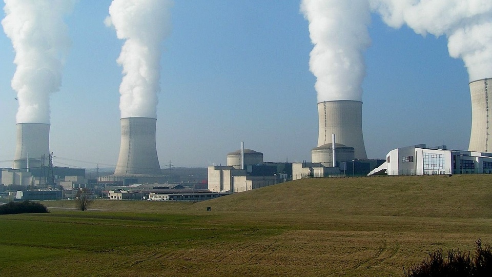 Współczesna elektrownia jądrowa. Wydobywające się z chłodni kominowej obłoki to skondensowana para wodna. Fot. www.wikipedia.org / Stefan Kühn
