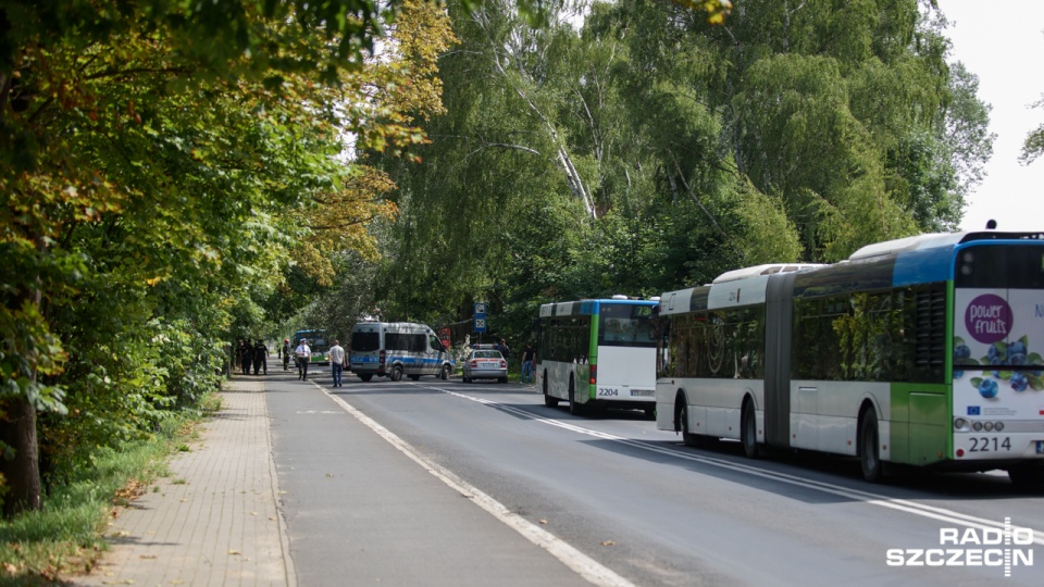 Stanęły także dwa autobusy, a w nich zniecierpliwieni pasażerowie. Fot. Konrad Nowak [Radio Szczecin]