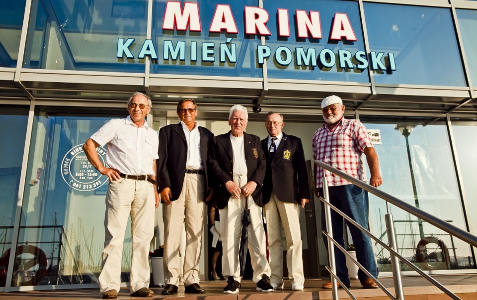 Uczestnicy rejsu dookoła świata na Zewie Morza z kapitanem Michalskim. Fot. Marina Kamień Pomorski