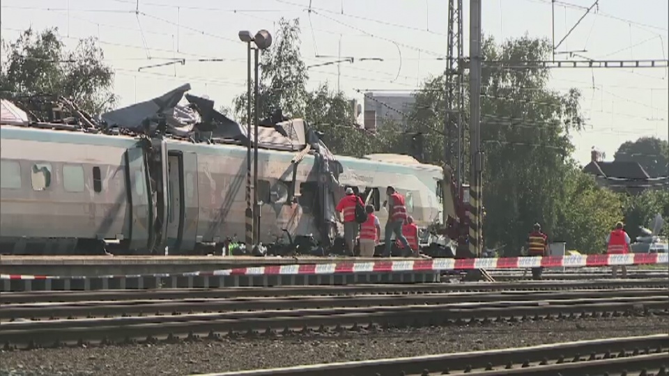 Do wypadku doszło w środę w Czechach. Pociąg uderzył w tira z tak ogromną siłą, że odciął szoferkę od naczepy. Fot. TVN24/x-news