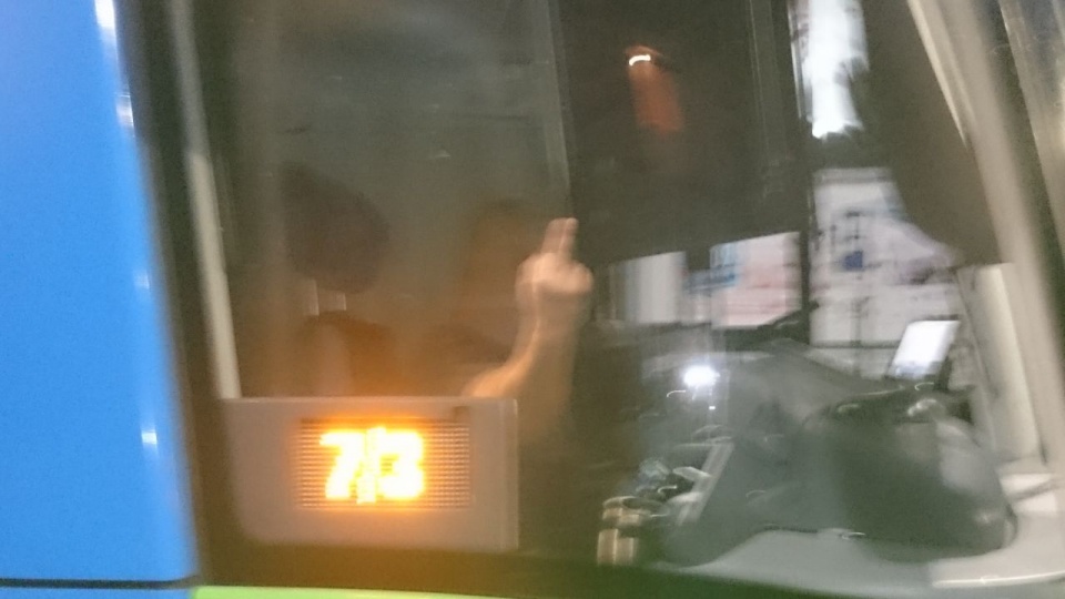 Nie otworzył drzwi na dwóch przystankach a na koniec pokazał środkowy palec - tak zachował się szczeciński motorniczy wobec pasażera, który chciał wsiąść do tramwaju. Fot. Pasażer