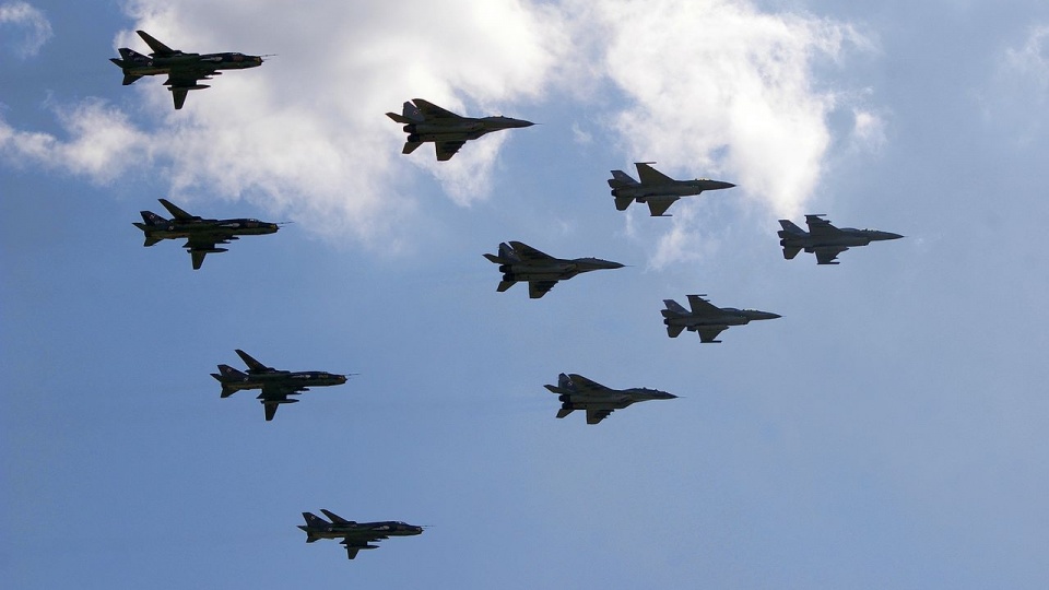 Wspólny przelot samolotów bojowych wszystkich trzech typów użytkowanych przez Siły Powietrzne. Od czoła formacji: F-16, MiG-29, Su-22. Fot. www.wikipedia.org / Konflikty.pl