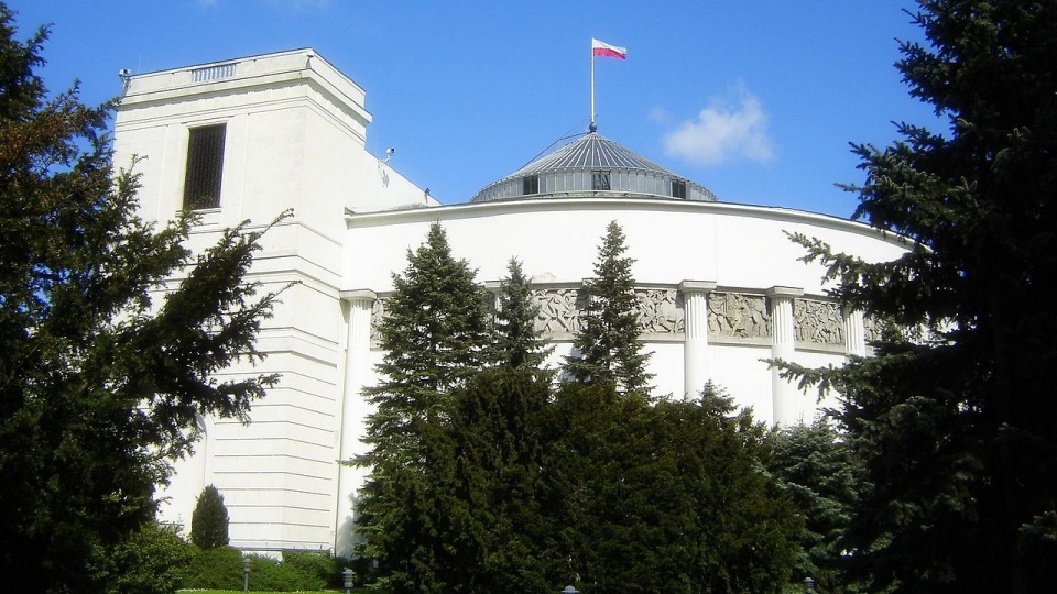 Posłowie dostaną podwyżkę. Od przyszłego roku wynagrodzenie parlamentarzystów wzrośnie o 500 złotych. Fot. www.wikipedia.org / Kpalion