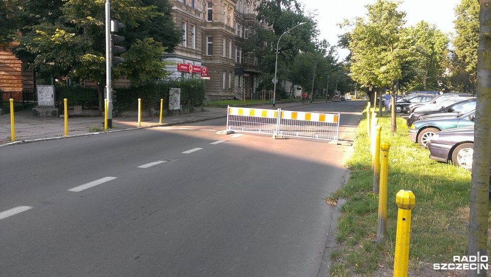 Spółka Strabag na Wielkopolskiej położy między innymi nowy asfalt, poprawi też chodniki. Fot. Marek Borowiec [Radio Szczecin]