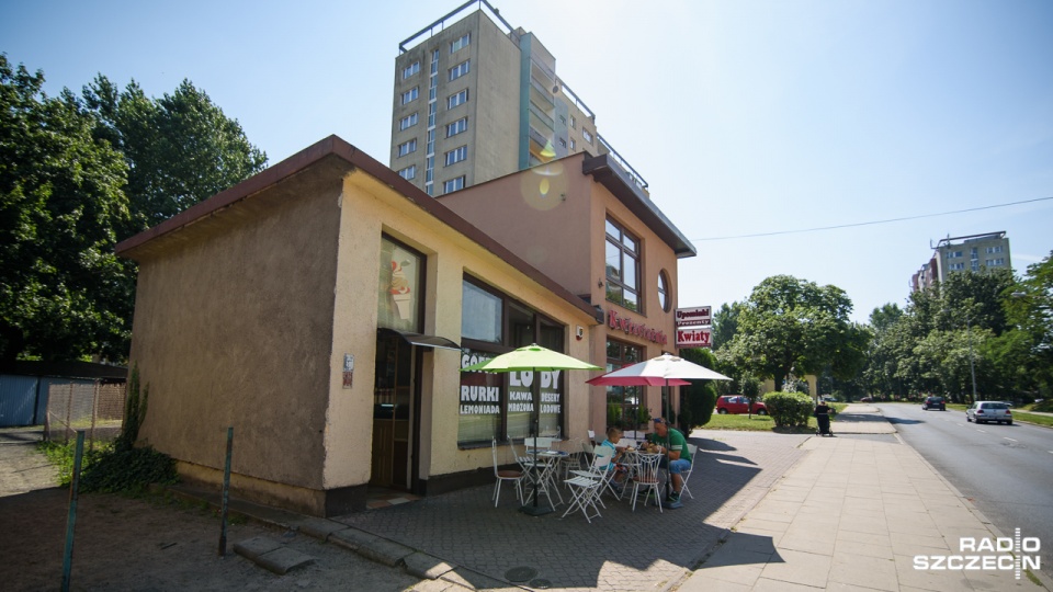 Lody bez kolejki - taki przywilej mają ratownicy pogotowia w lodziarni w Zdrojach. Fot. Konrad Nowak [Radio Szczecin]