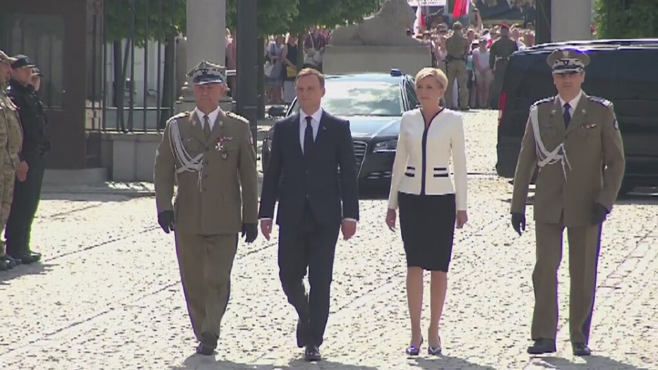 Para prezydencka zbliża się do Pałacu Prezydenckiego. Fot. TVN24/x-news