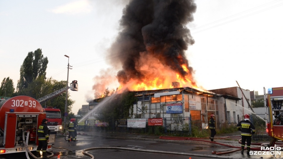 Pożar pustostanu na skrzyżowaniu Alei Piastów i Narutowicza w Szczecinie. Fot. Piotr Sawiński [Radio Szczecin]
