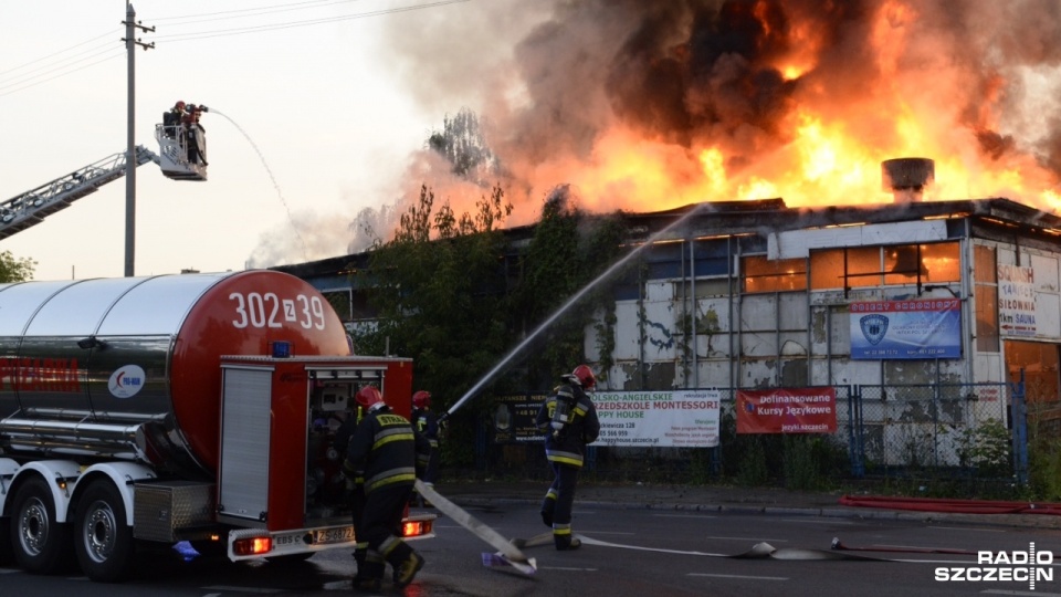 Pożar pustostanu na skrzyżowaniu Alei Piastów i Narutowicza w Szczecinie. Fot. Piotr Sawiński [Radio Szczecin]