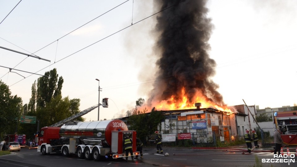 Pożar pustostanu na skrzyżowaniu Alei Piastów i Narutowicza w Szczecinie. Fot. Piotr Sawiński [Radio Szczecin]
