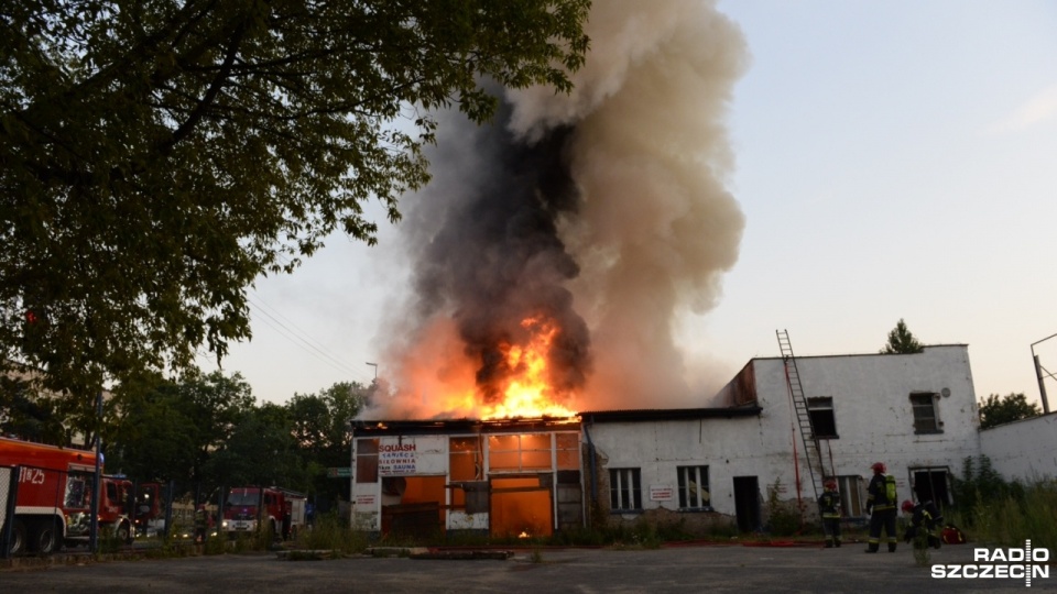 Pożar pustostanu na skrzyżowaniu Alei Piastów i Narutowicza w Szczecinie. Fot. Piotr Sawiński [Radio Szczecin]