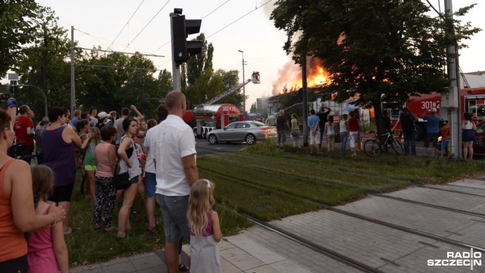 Pożar pustostanu na skrzyżowaniu Alei Piastów i Narutowicza w Szczecinie. Fot. Piotr Sawiński [Radio Szczecin]