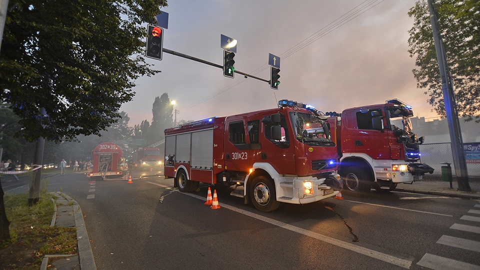 Pożar pustostanu na skrzyżowaniu Alei Piastów i Narutowicza w Szczecinie. Fot. Piotr Sawiński [Radio Szczecin]