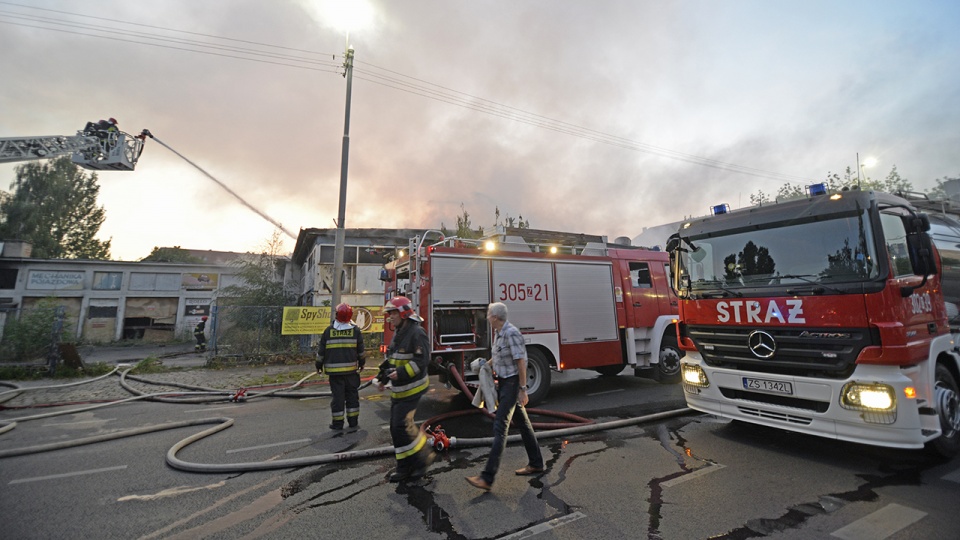 Pożar pustostanu na skrzyżowaniu Alei Piastów i Narutowicza w Szczecinie. Fot. Piotr Sawiński [Radio Szczecin]