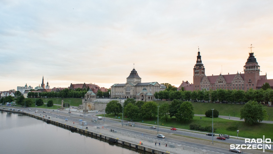 Jak zwykle przy okazji imprez organizowanych przy Wałach Chrobrego kierowcy muszą omijać zamkniętą ulice Jana z Kolna i ulice wokół Wałów Chrobrego. Fot. Konrad Nowak [Radio Szczecin/Archiwum]