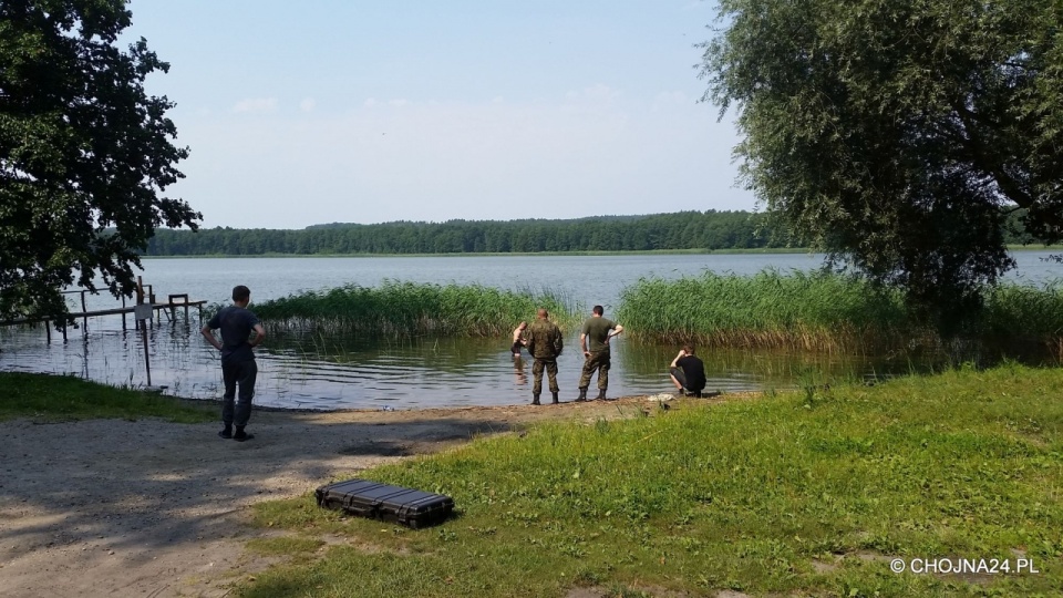 Saperzy przeszukali dno jeziora. Fot. Chojna24.pl