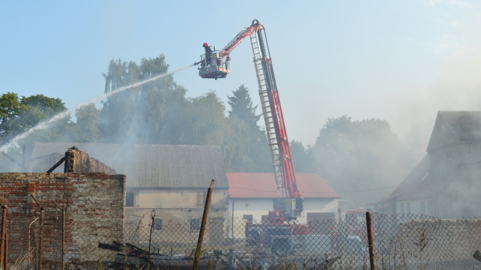 Akcja gaśnicza trwa od godziny 15.15. Fot. Rafael Żełobowski, lobez24.pl