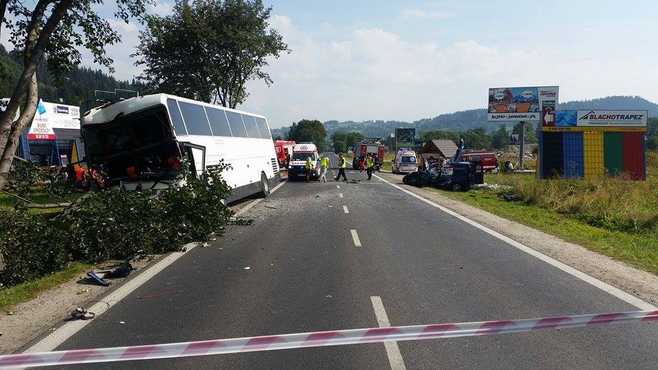Autobus którym jechały dzieci zderzył się czołowo z autem osobowym. Fot. Policja Zakopane