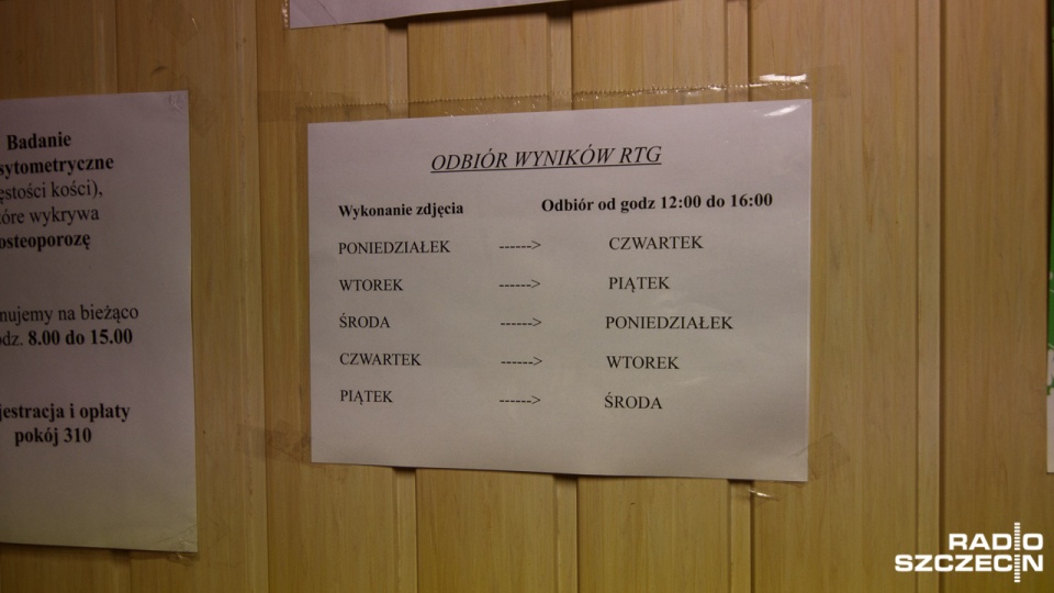 W przychodni wisi kartka z terminami wydawania opisów. Fot. Konrad Nowak [Radio Szczecin]