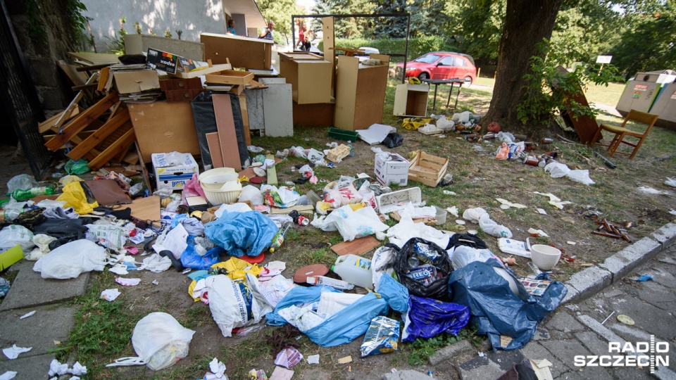 Stare meble, sprzęt AGD i porozbijane słoiki. To nie krajobraz wysypiska śmieci, a jednego z podwórek w centrum Szczecina. Fot. Konrad Nowak [Radio Szczecin]