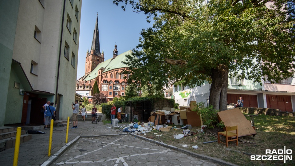 Stare meble, sprzęt AGD i porozbijane słoiki. To nie krajobraz wysypiska śmieci, a jednego z podwórek w centrum Szczecina. Fot. Konrad Nowak [Radio Szczecin]