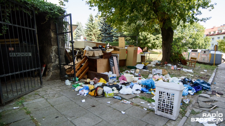 Stare meble, sprzęt AGD i porozbijane słoiki. To nie krajobraz wysypiska śmieci, a jednego z podwórek w centrum Szczecina. Fot. Konrad Nowak [Radio Szczecin]