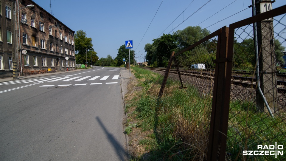 - Na tym przejeździe to potrafią w piłkę grać - komentuje mieszkaniec Gocławia. Fot. Konrad Nowak [Radio Szczecin]