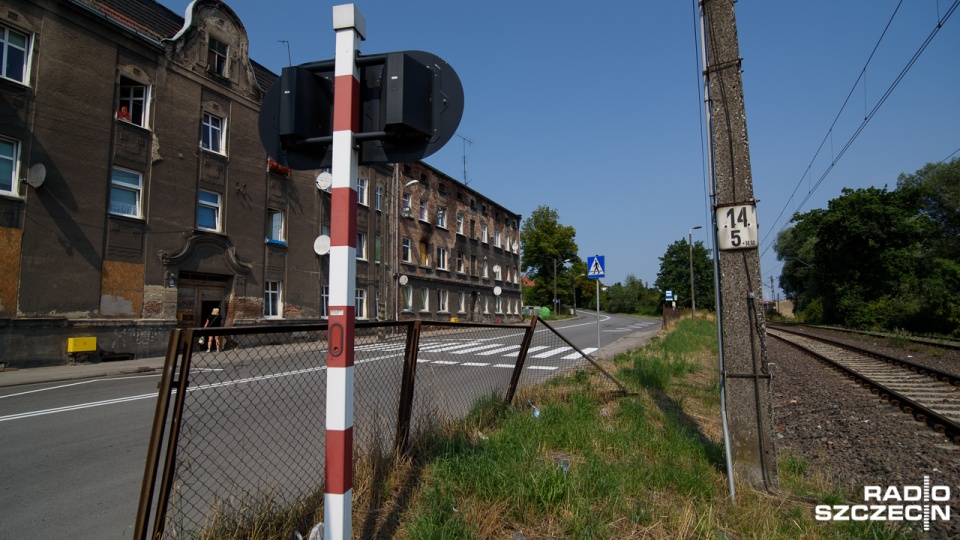 Dwa metry za przystankiem "Nad Odrą" są niezabezpieczone tory. Fot. Konrad Nowak [Radio Szczecin]