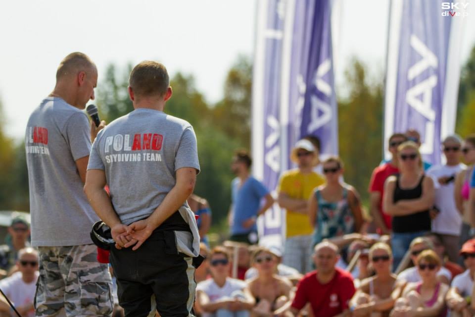 Sto osób ma wyskoczyć z samolotów na wysokości sześciu kilometrów i w powietrzu złapać się za ręce. Fot. Skydive.pl
