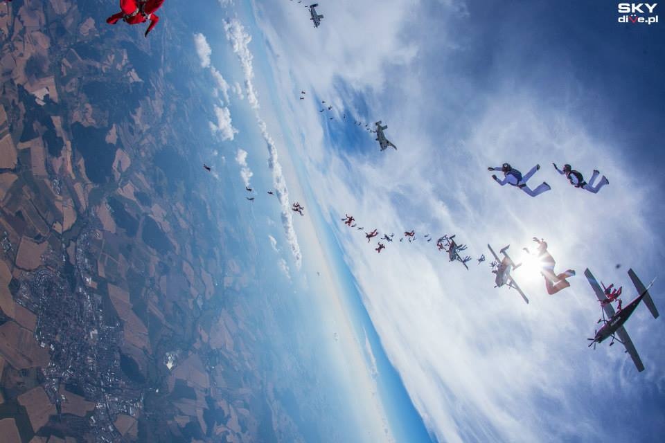 Sto osób ma wyskoczyć z samolotów na wysokości sześciu kilometrów i w powietrzu złapać się za ręce. Fot. Skydive.pl