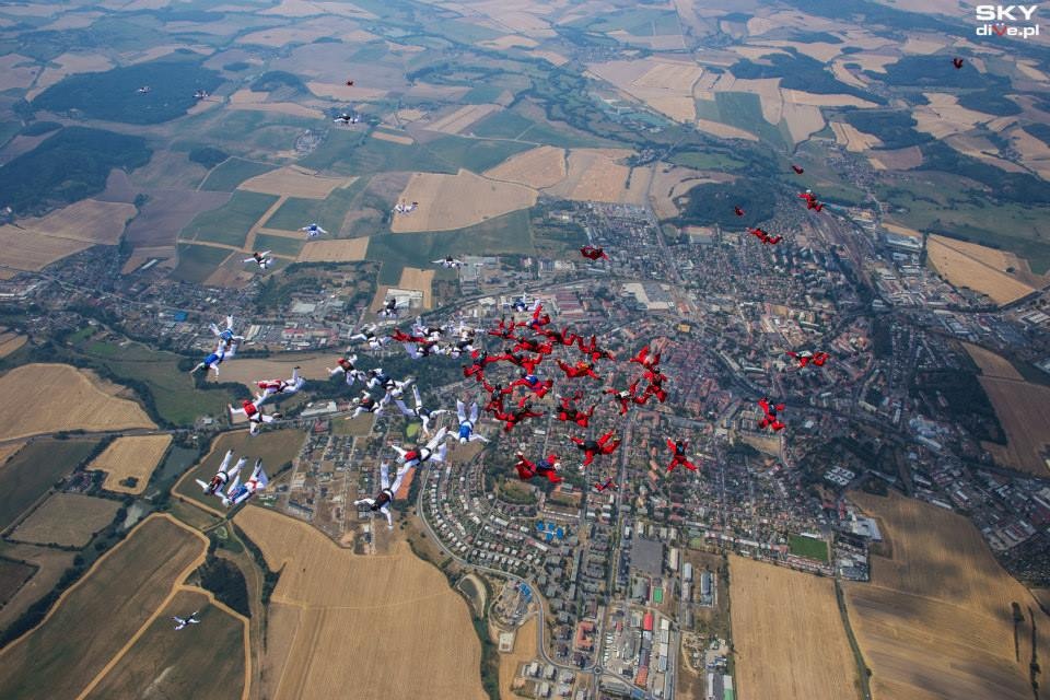 Sto osób ma wyskoczyć z samolotów na wysokości sześciu kilometrów i w powietrzu złapać się za ręce. Fot. Skydive.pl