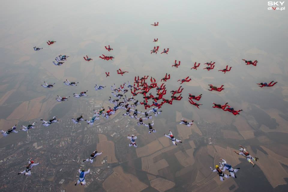 Sto osób ma wyskoczyć z samolotów na wysokości sześciu kilometrów i w powietrzu złapać się za ręce. Fot. Skydive.pl