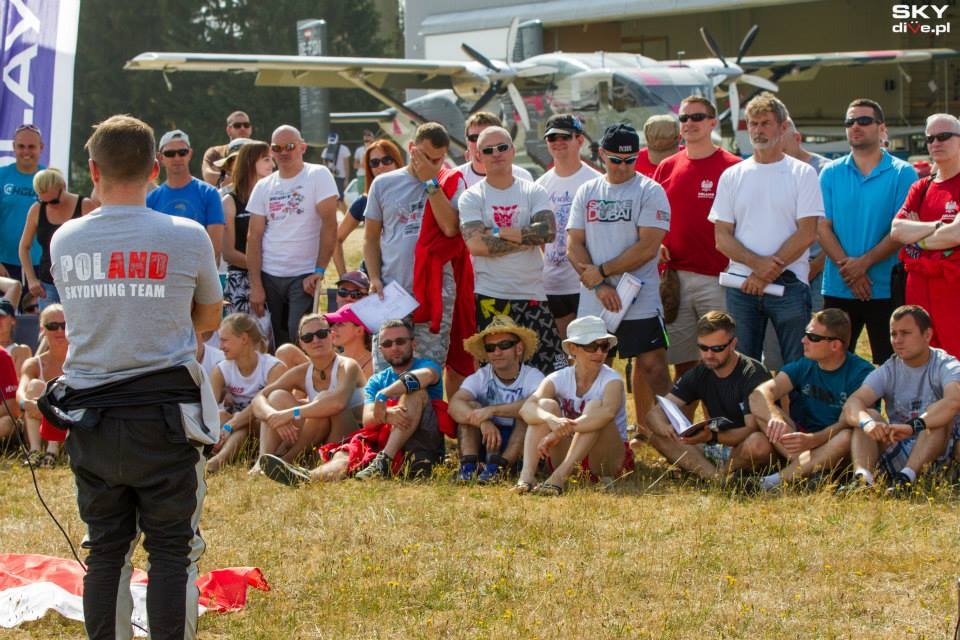 Sto osób ma wyskoczyć z samolotów na wysokości sześciu kilometrów i w powietrzu złapać się za ręce. Fot. Skydive.pl