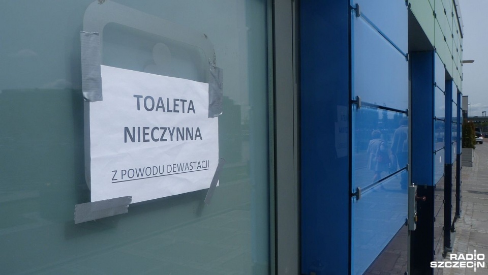 Publiczna toaleta na Bulwarze Piastowskim znów nie działa. Na problem skarżą się spacerujący nad Odrą szczecinianie i turyści. Fot. Wojciech Zagaj [Radio Szczecin/Archiwum]