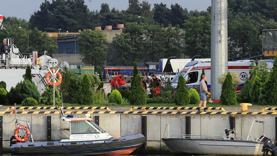 Na miejsce popłynęły jednostki Morskiej Służby Poszukiwania i ratownictwa SAR oraz policji. Ratownicy wyciągnęli mężczyznę z wody. Fot. Sławomir Orlik [Radio Szczecin]